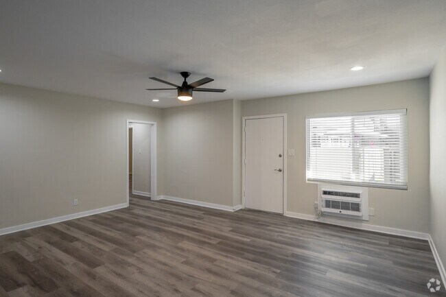 2 habitaciones, 2 baños - 1000 pies cuadrados - Sala de estar - La Pat Courtyard Apartments