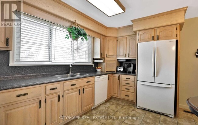 Building Photo - 729 Parker Crescent