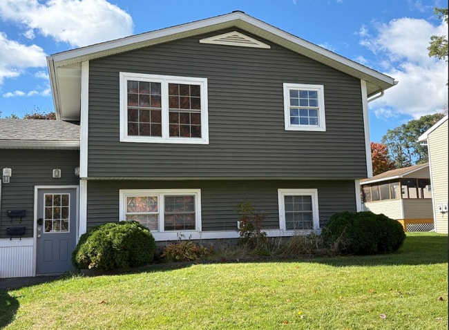 Building Photo - 10 Southview Dr