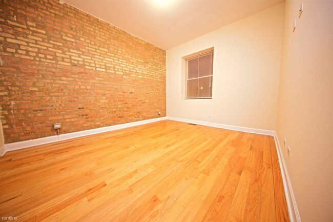 Building Photo - 3300 W Wilson Ave