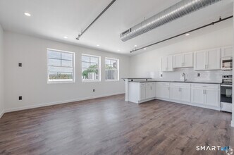 Building Photo - 424 Main St