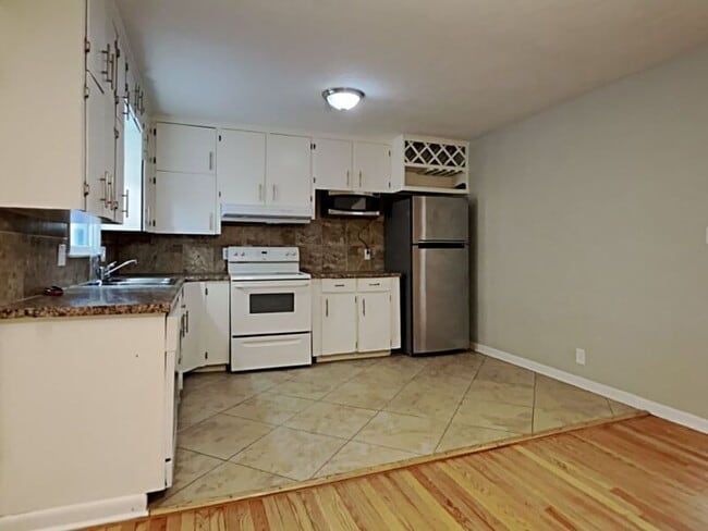 Foto del edificio - 7404 Hedges Ave