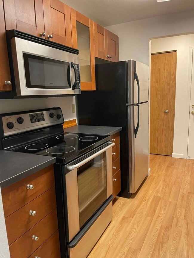 Building Photo - First Full Month's Rent Free! Bright and Airy One Bedroom Condo - Water, Sewer & Trash Covered!