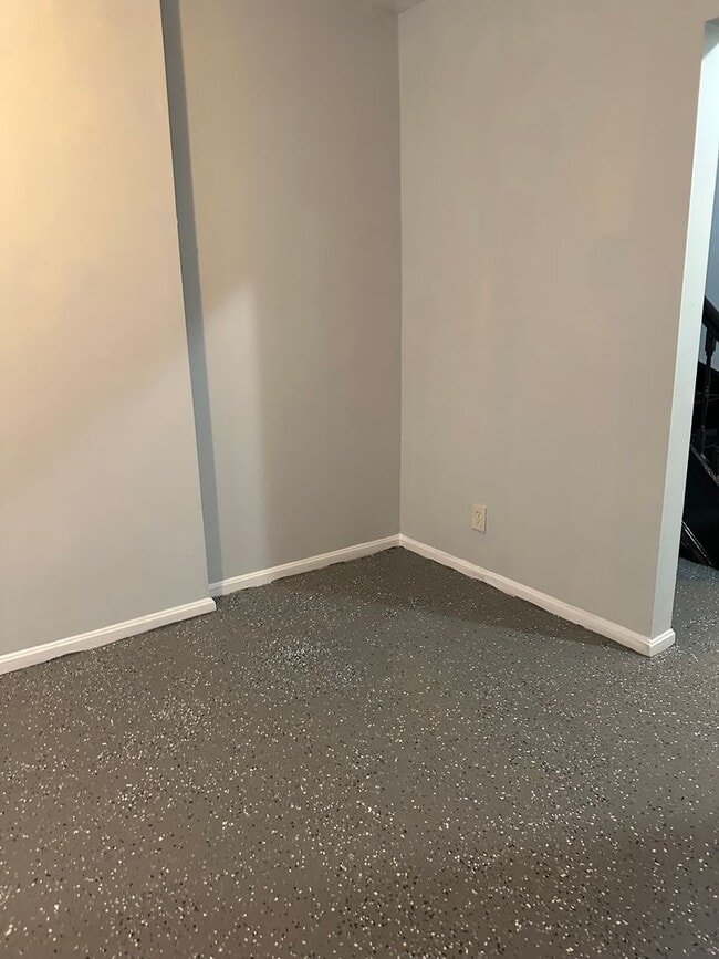Building Photo - Spacious Rooms! W/D! Available Now!
