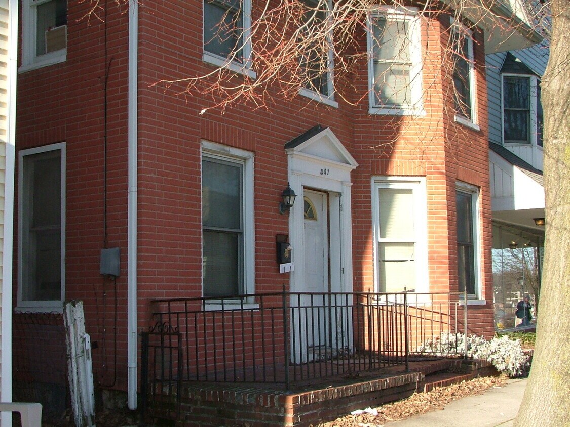 Primary Photo - 441 E King St