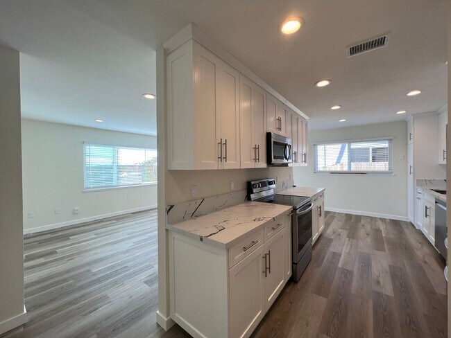 Building Photo - Renovated 3BD/2BA - Please view 360 VIRTUA...