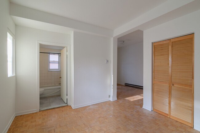 Building Photo - 539 Rue Prince Arthur O