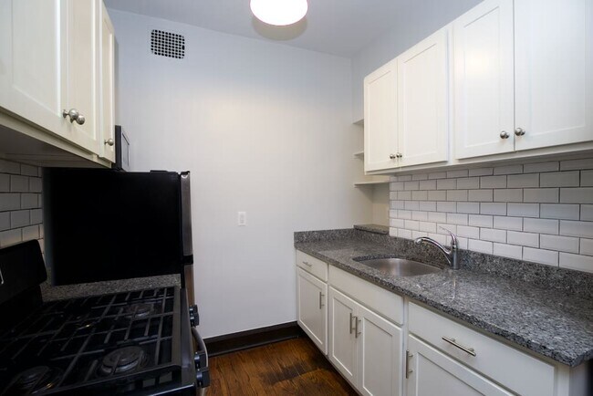 Building Photo - 1367 E 53rd St