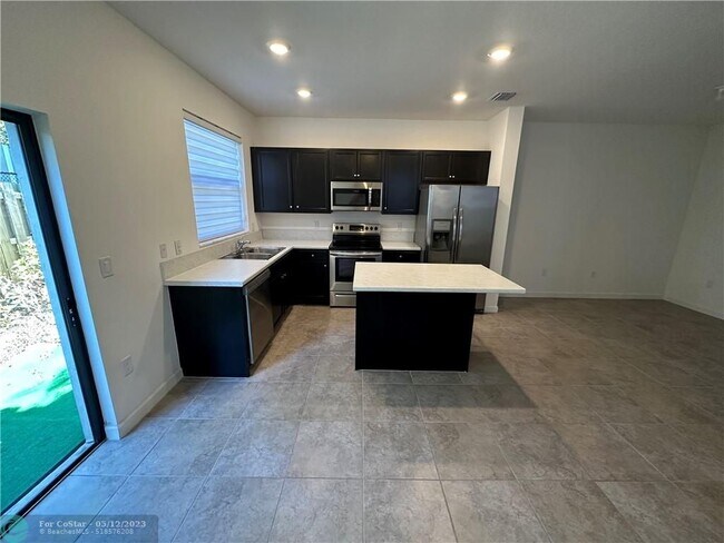 Foto del edificio - 377 NE 208th Terrace