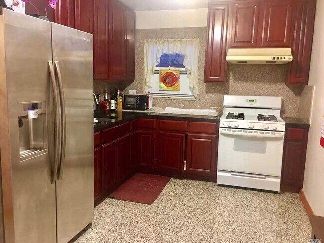 Foto del edificio - 53-24 Little Neck Pkwy