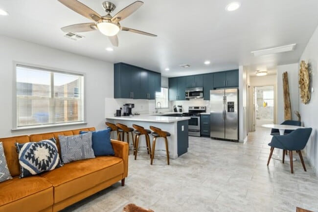 Building Photo - Utilities Included (a $200+ Savings). Charming Updated Duplex Home in Historic District!