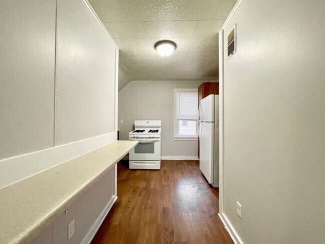 Building Photo - Pine 1167/1169