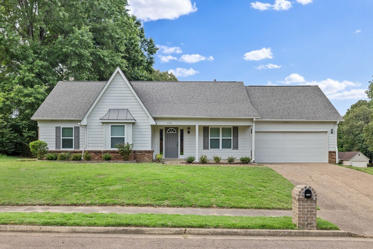 Foto principal - 3 Bedroom, 2 bath with a bonus room near B...