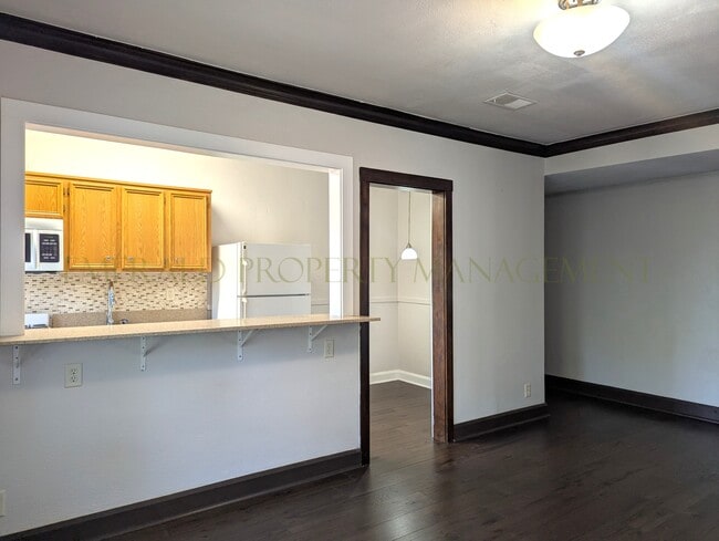 Foto del edificio - 1422 E State St