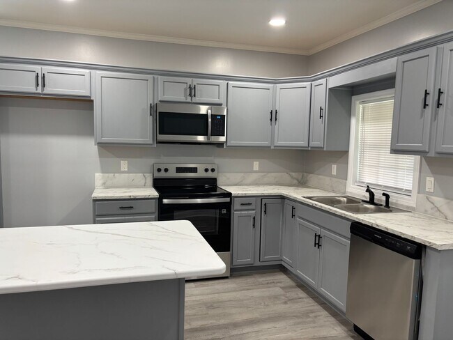 Foto del edificio - Fully renovated 3 bedroom 2 bathroom house!   Lawn Care Included