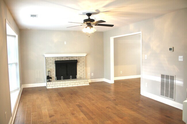 Foto del edificio - 4858 Riverwood Pl