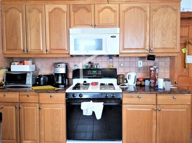 Foto del edificio - No Brokers Fee, 3 bed. 1.5 bathrooms in Lower Allston, Laundry on a Site, Parking for Rent