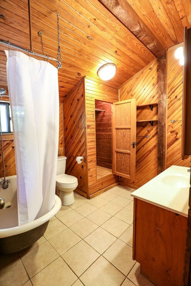 Building Photo - **Perfectly Located 3 bed 1 bath Walking D...