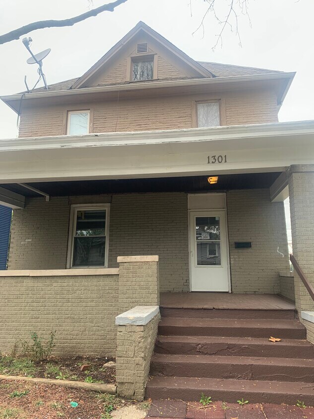 Primary Photo - 1301 W Parkside Dr