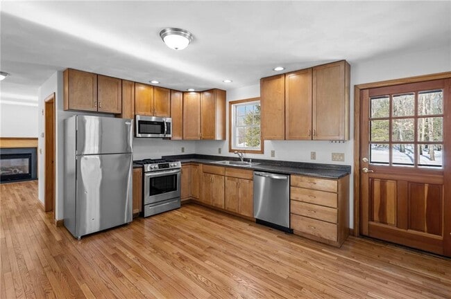 Building Photo - 27 River St