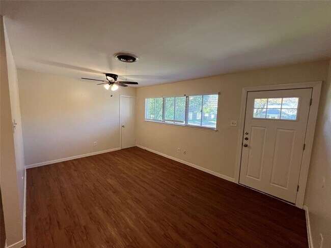 Building Photo - 907 Possum Trot St
