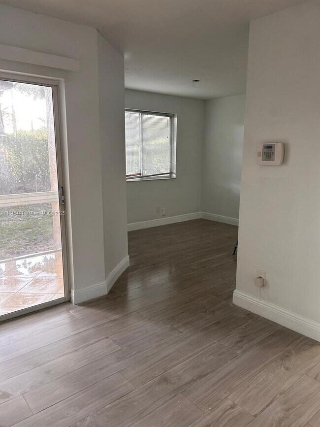 Foto del edificio - 745 NW 92nd Ave
