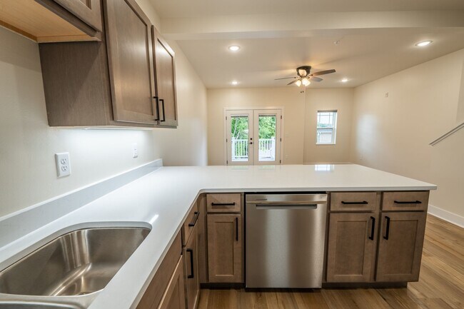 Foto del edificio - 3 Bed / 2.5 Bath Townhome w/Deck, Walkout ...