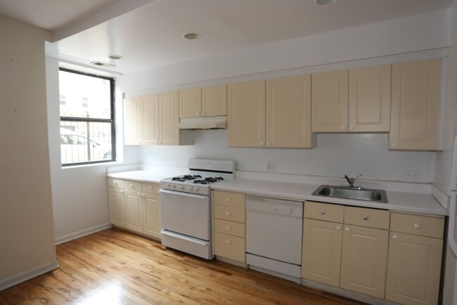 Building Photo - 922 W Dakin St