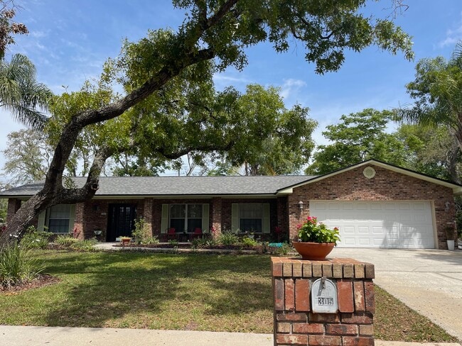 Building Photo - 305 Sweetwater Creek Dr W