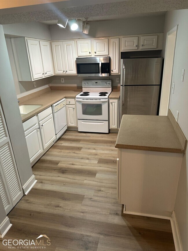 Building Photo - 186 Peachtree Hollow Ct NE