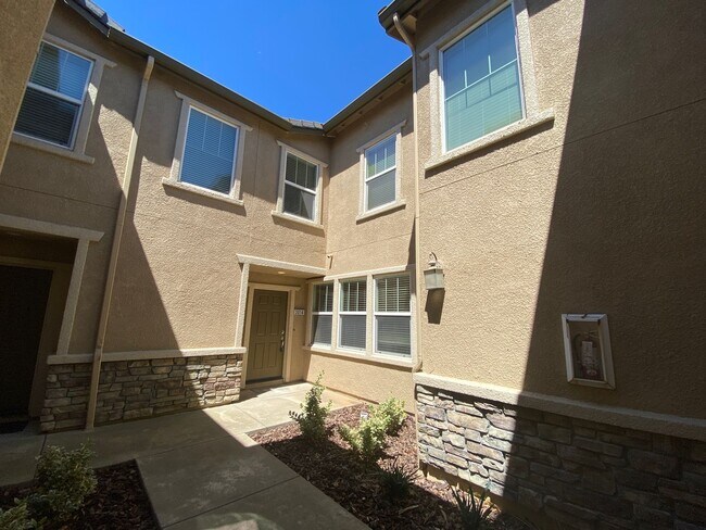 Foto del edificio - 3 Bed, 2½ Bath Two Story Condo in Natomas' Hampton Village