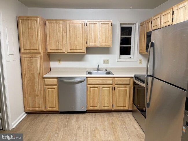 Building Photo - 6747 Kenwood Forest Ln