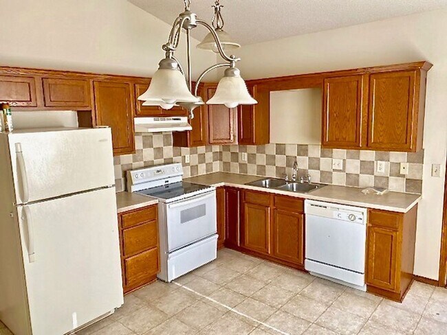 Building Photo - 3 Bedroom Duplex for Rent Close To Mcconne...