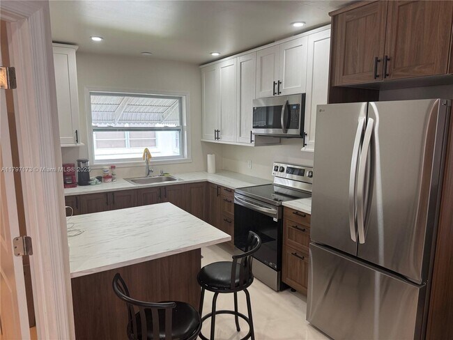 Foto del edificio - 825 NE 6th St