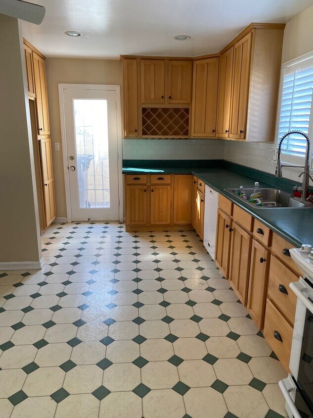 Beautiful 4 Bedroom Home for Rent in Huntington Beach - Beautiful 4 Bedroom Home for Rent in Huntington Beach