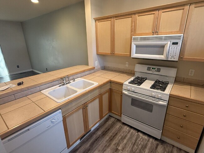 Building Photo - 2 Bedroom 3 bath Townhome Available for Im...