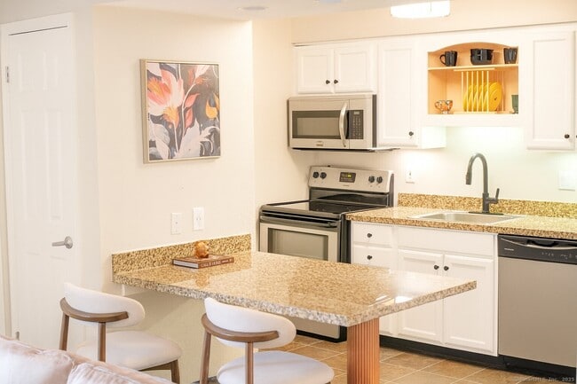 Building Photo - 1001 Bridgeport Ave