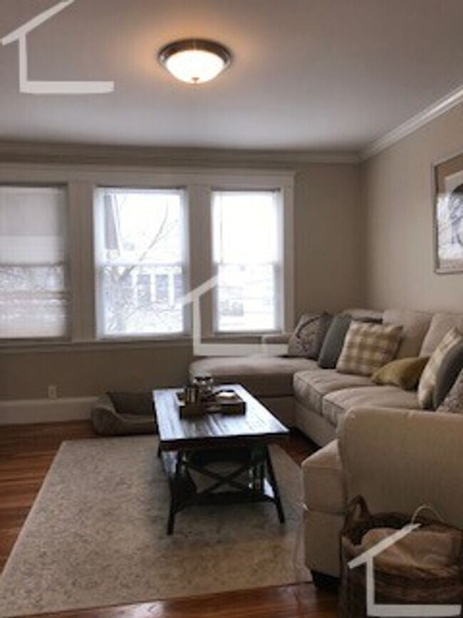 Building Photo - Cozy & Spacious Somerville Listing!