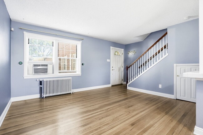 Building Photo - Park Hill townhome with outdoor space and ...