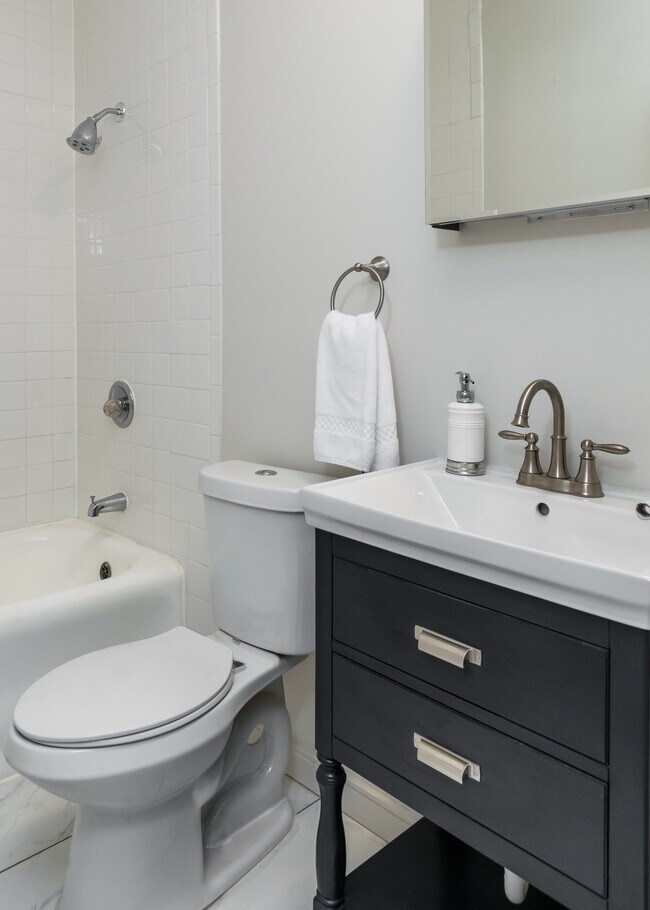 Baño vintage actualizado - 4721 McPherson Ave