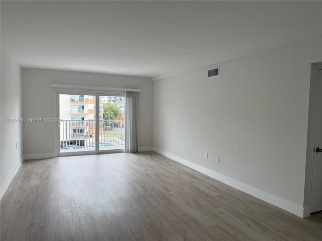 Foto del edificio - 3626 NE 168th St