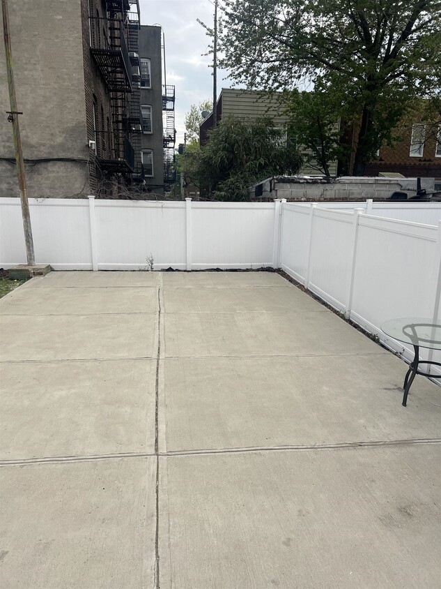 Building Photo - 307 59th St