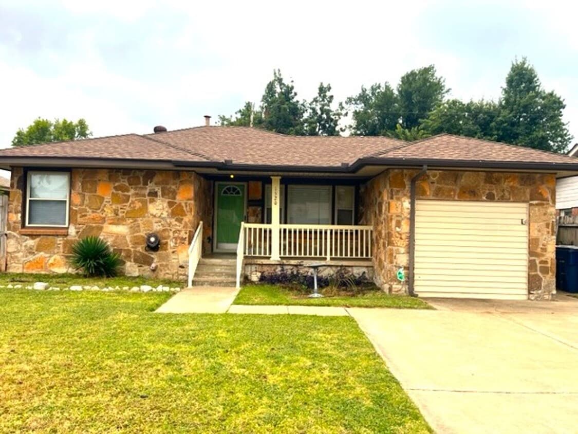 2816 Orlando Rd Unit 1520 Oxford Way 1, The Village, OK 73120 Room