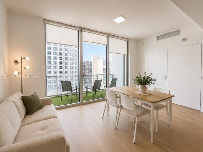 Foto del edificio - 300 S Biscayne Blvd