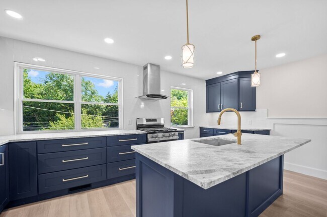 Building Photo - 857 Green Valley Dr