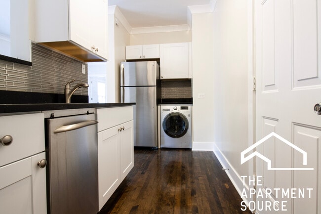 Building Photo - 732 W Roscoe St