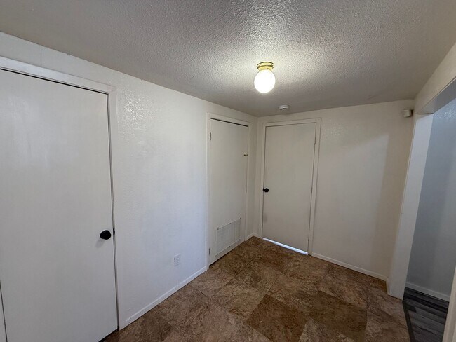 Foto del edificio - 6 MONTH LEASE!! CUTE 2 bedroom, 1.5 bath home AVAILABLE NOW!