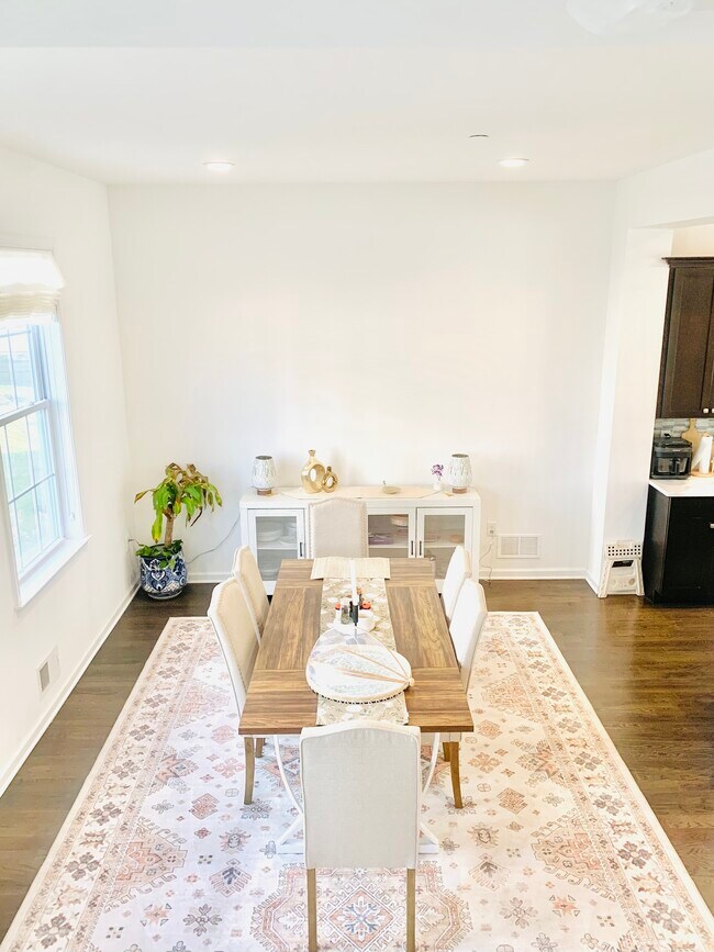 Building Photo - 33 Parkside Ln