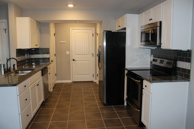 Building Photo - Beautiful Town Home!