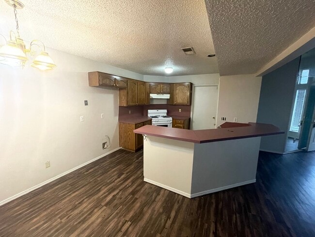 Building Photo - 2 bed with LOFT (could be office or bonus ...